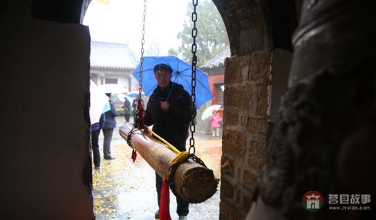 游客敲鐘祈福 （大眾網(wǎng)記者 張希嘉 攝）