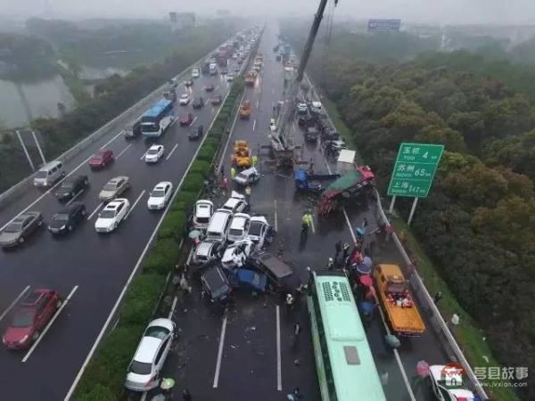 行車記錄儀視頻曝光！滬蓉高速25車連環(huán)相撞原因找到了