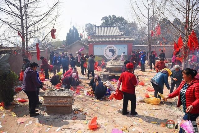 山東日照廟會(huì)游人如織 香客燒紙4噸多