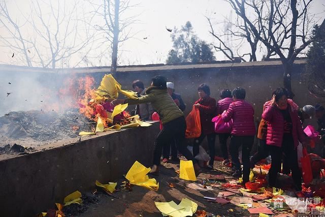 山東日照廟會(huì)游人如織 香客燒紙4噸多