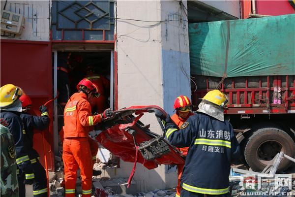 山東日照一輛半掛車撞上沿街樓 司機被困