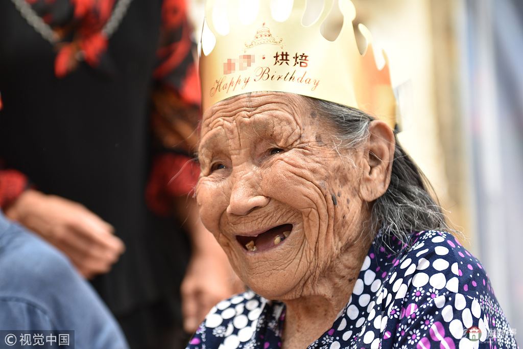 日照105歲老人生日 30多位子孫磕頭祝壽