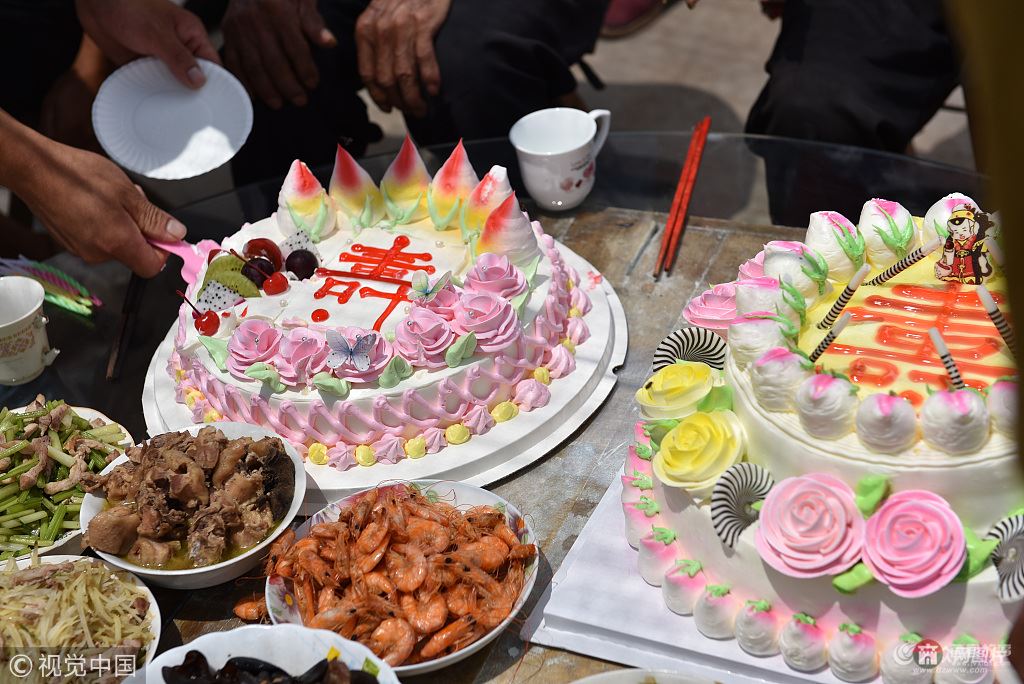 日照105歲老人生日 30多位子孫磕頭祝壽